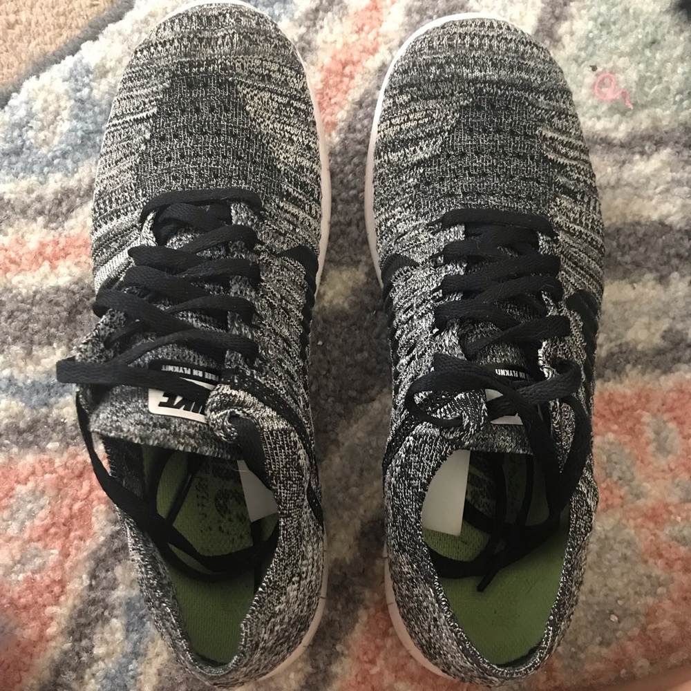 Youth size 5 black/white Nike flyknit